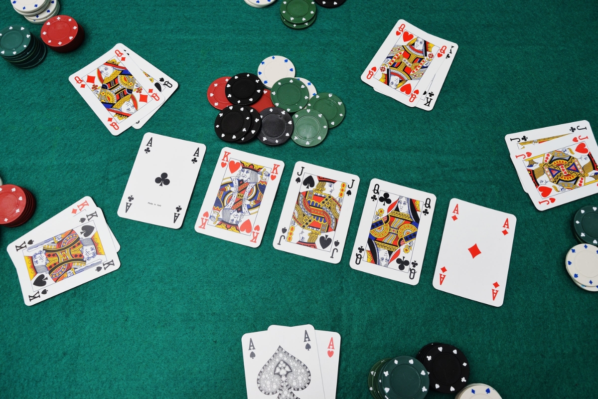 cách sắp xếp các quân bài trong bộ bài poker